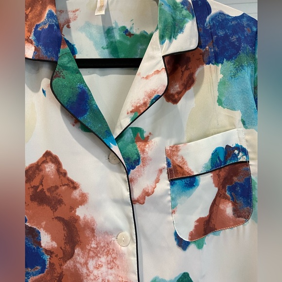 Two piece, satin, multi coloured outfit, with black piping. - Picture 5 of 11